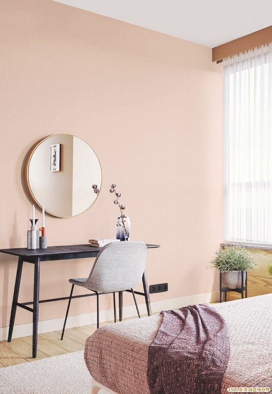 Sử dụng giấy dán tường hàn quốc màu hồng để trang trí, tô điểm và làm đẹp phòng ngủ sẽ làm cho những bé gái nữ tính thích thú và mêm mẩn.